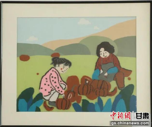 嘉峪關(guān)市新城鎮(zhèn)新城村農(nóng)業(yè)產(chǎn)業(yè)園區(qū)內(nèi),母女兩人在摘南瓜。刺繡 馬艾米乃 繡稿 敬紅霞 嘉峪關(guān)市新城鎮(zhèn)新城村農(nóng)業(yè)產(chǎn)業(yè)園區(qū)內(nèi),母女兩人在摘南瓜。刺繡 馬艾米乃 繡稿 敬紅霞