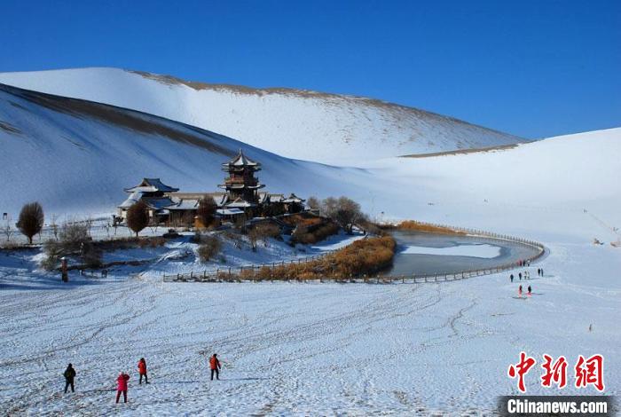 敦煌市鳴沙山月牙泉雪景如畫。(資料圖) 張曉亮 攝 敦煌市鳴沙山月牙泉雪景如畫。(資料圖) 張曉亮 攝