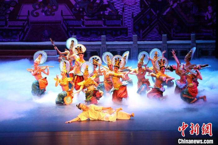 《絲路花雨》在敦煌大劇院演出。(資料圖) 敦煌市委宣傳部供圖 《絲路花雨》在敦煌大劇院演出。(資料圖) 敦煌市委宣傳部供圖