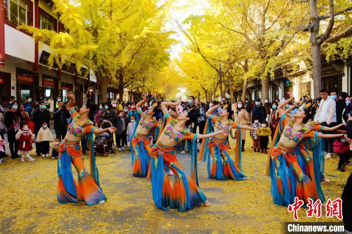 圖為秦州區(qū)文旅局組織的舞蹈隊(duì)帶來(lái)的舞蹈《絲路》。 秦州區(qū)委宣布供圖 圖為秦州區(qū)文旅局組織的舞蹈隊(duì)帶來(lái)的舞蹈《絲路》。 秦州區(qū)委宣布供圖