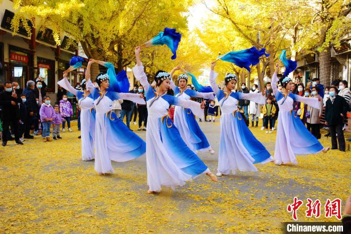 圖為秦州區(qū)文旅局組織的舞蹈隊(duì)帶來(lái)的舞蹈《萬(wàn)疆》。 秦州區(qū)委宣布供圖 圖為秦州區(qū)文旅局組織的舞蹈隊(duì)帶來(lái)的舞蹈《萬(wàn)疆》。 秦州區(qū)委宣布供圖