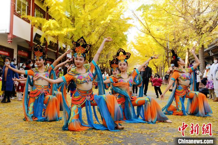 圖為秦州區(qū)文旅局組織的舞蹈隊(duì)帶來(lái)的舞蹈《絲路》。 秦州區(qū)委宣布供圖 圖為秦州區(qū)文旅局組織的舞蹈隊(duì)帶來(lái)的舞蹈《絲路》。 秦州區(qū)委宣布供圖
