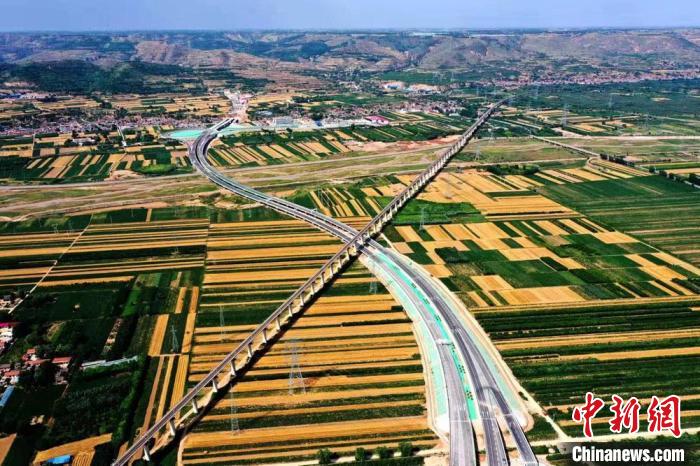 圖為甘肅境內的高速公路。(資料圖) 甘肅省交通運輸廳供圖 圖為甘肅境內的高速公路。(資料圖) 甘肅省交通運輸廳供圖