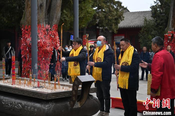 在甘肅天水市伏羲廟內，參祭者雙手持香，祭拜人文始祖伏羲?！±顏嘄?攝