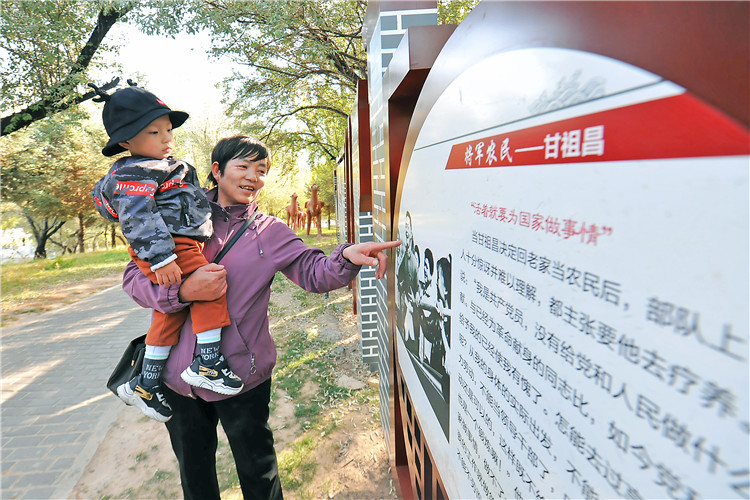 嘉峪關市紀委監委通過實施“政治鑄廉、教育促廉、文化育廉、陣地助廉、監督固廉”等“五廉”行動，深入推進新時代廉潔文化建設。圖為市民在迎賓湖絲路廉潔文化主題公園“勤廉楷模墻”接受廉潔文化教育。.jpg