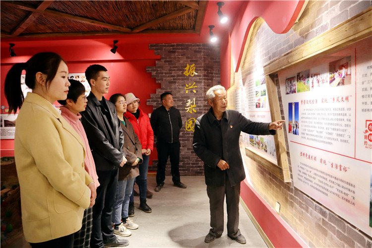 2.臨澤縣倪家營鎮梨園村老支書科保元在紅色記憶館向青年干部講述紅西路軍在梨園口浴血奮戰的故事.JPG