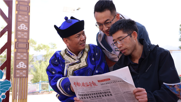 2023年6月8日，甘肅省張掖市肅南裕固族自治縣紅灣寺鎮紀委工作人員在一小區廉政文化主題廣場與社區居民拉家常，宣傳廉潔知識，共話廉潔文化.jpg