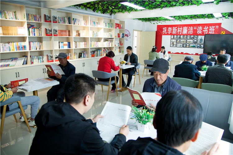 隴南市禮縣開展廉潔書籍進農家書屋活動，圖為羅壩鎮鞏李新村舉辦的“廉潔讀書班”。.jpg