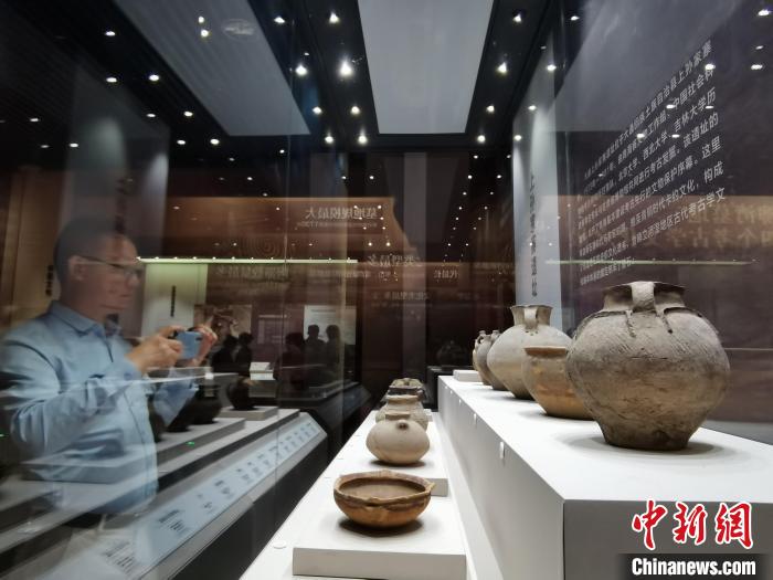 圖為河湟文化博物館展陳的陶器?！執砀?攝