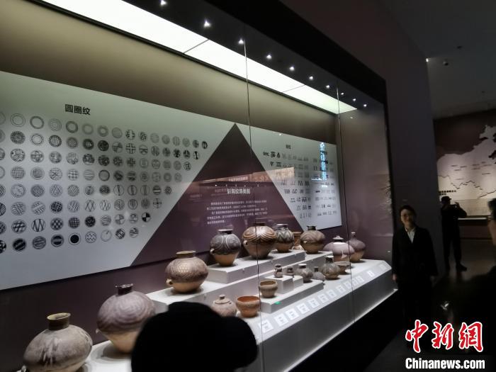 圖為河湟文化博物館展示的當地出土彩陶的紋飾類別?！執砀?攝