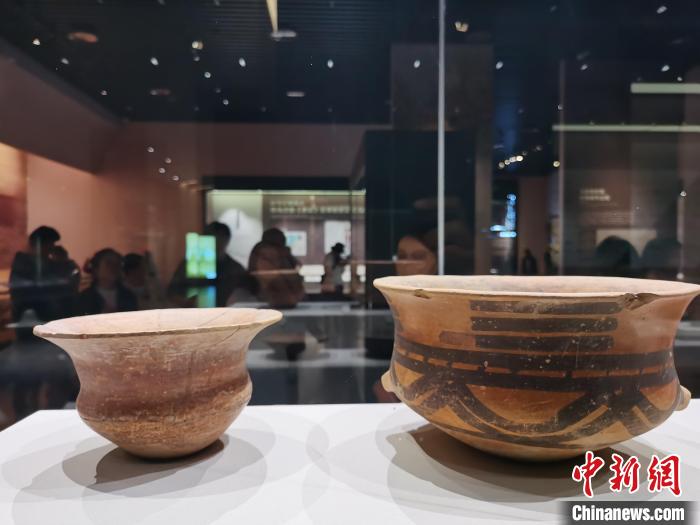 圖為河湟文化博物館展陳的陶器?！執砀?攝