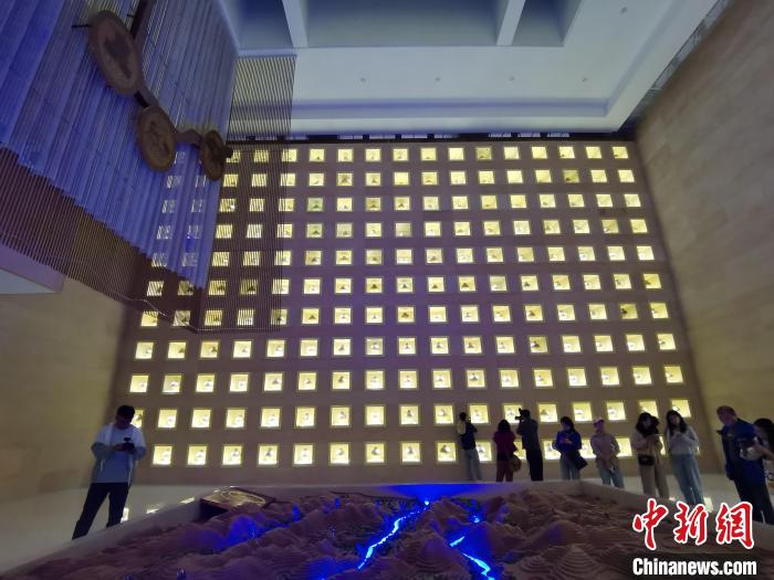 圖為河湟文化博物館序廳的左右彩陶墻放置的374件彩陶?！執砀?攝