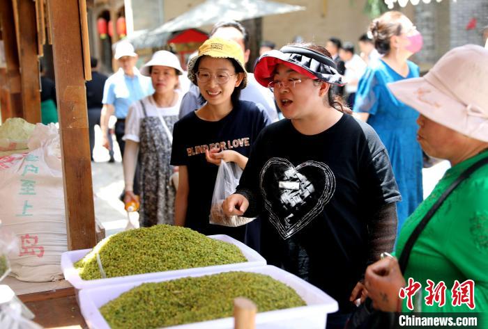 圖為民眾購買青海特色小吃?！⊙Φ?攝