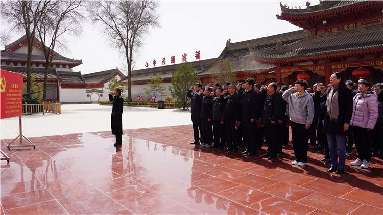 1690856378267964.jpg 4月6日,為傳承弘揚(yáng)革命英烈精神,教育引導(dǎo)紀(jì)檢監(jiān)察干部筑牢信仰之基、補(bǔ)足精神之鈣、把穩(wěn)思想之舵,永葆忠誠(chéng)干凈擔(dān)當(dāng)?shù)恼伪旧J屑o(jì)委監(jiān)委組織紀(jì)檢監(jiān)察干部赴靜寧縣界石鋪紅軍長(zhǎng)征紀(jì)念館和莊浪縣梯田紀(jì)念館開展廉政教育和革命傳統(tǒng)教育。.jpg
