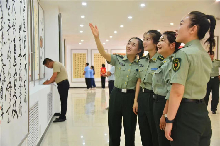 1691574953788092.jpg 觀眾在南梁革命紀(jì)念館參觀甘肅省廉潔文化美術(shù)、書法、設(shè)計作品展.jpg