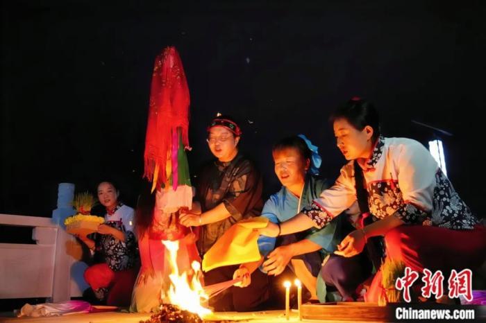 持續七天八夜的乞巧節正在西漢水上游的甘肅省西和縣進行。西和縣姜席鎮晚霞湖畔，民眾“巧頭”點蠟、炷香、焚裱紙、跪拜，準備將“巧娘娘”請進院。魏朵朵 攝