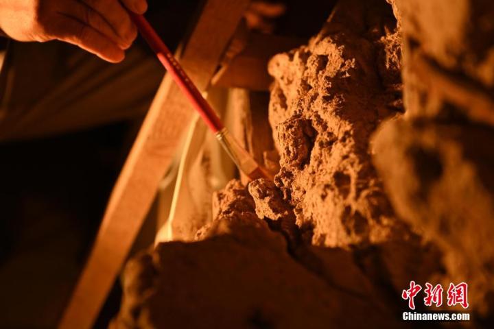 8月25日，文物修復師牟常有進行文物修復工作。