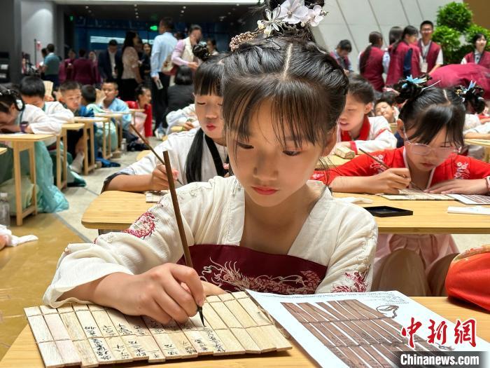 圖為小朋友在甘肅簡牘博物館練習書法。 中新社記者 戴文昌 攝 圖為小朋友在甘肅簡牘博物館練習書法。 中新社記者 戴文昌 攝