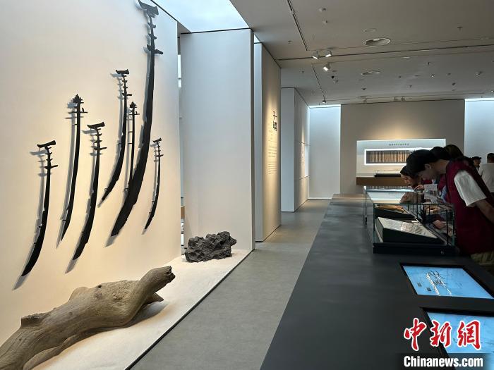 圖為觀眾在甘肅簡牘博物館參觀。中新社記者 戴文昌 攝 圖為觀眾在甘肅簡牘博物館參觀。中新社記者 戴文昌 攝