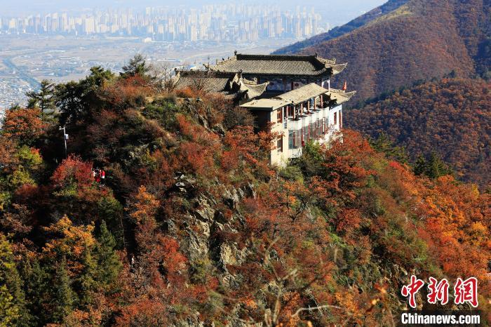 深秋，位于蘭州市榆中縣的興隆山，漫山遍野成五彩顏色。張天寶 攝