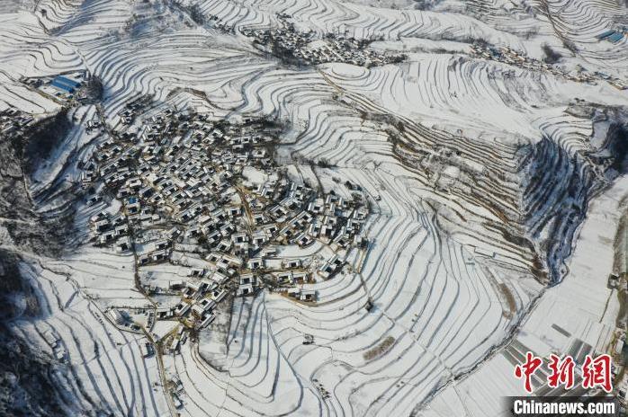 圖為航拍甘肅隴南市西和縣的“雪后鄉村”。(資料圖)張平良 攝