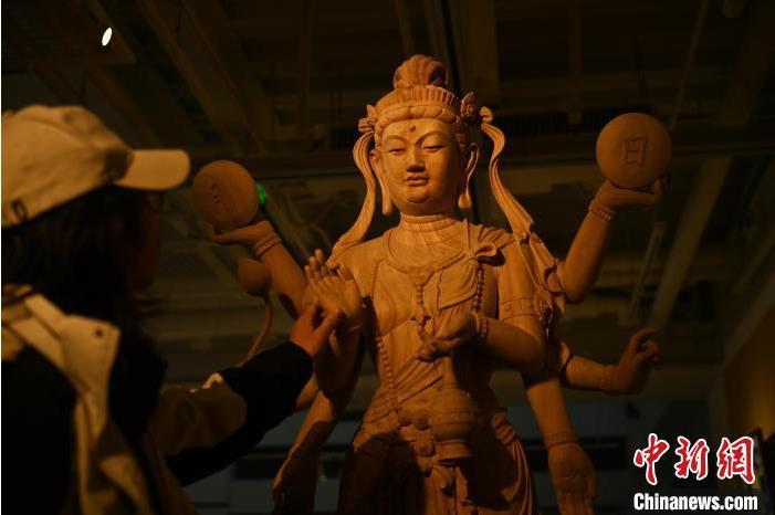 圖為季茂杰觀察自己創(chuàng)作的敦煌木雕。李亞龍 攝</p>
<p> 圖為季茂杰觀察自己創(chuàng)作的敦煌木雕。李亞龍 攝</p>
<p>