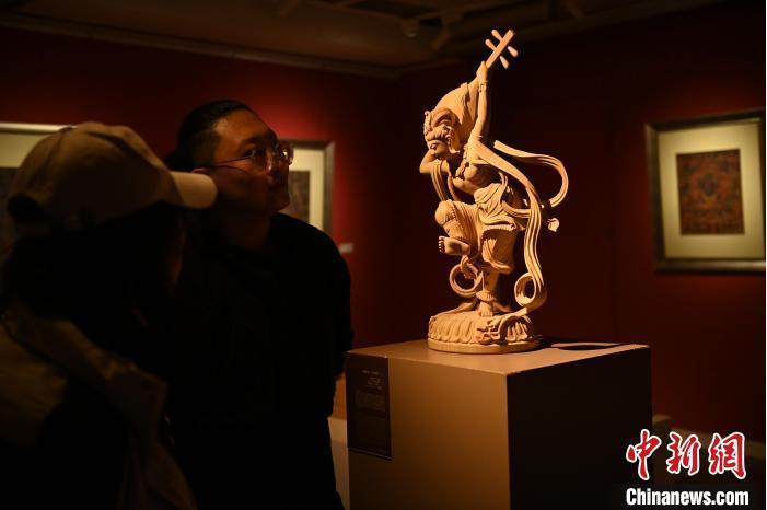 圖為季茂杰向參觀者介紹自己創(chuàng)作敦煌木雕的過程。李亞龍 攝</p>
<p> 圖為季茂杰向參觀者介紹自己創(chuàng)作敦煌木雕的過程。李亞龍 攝</p>
<p>