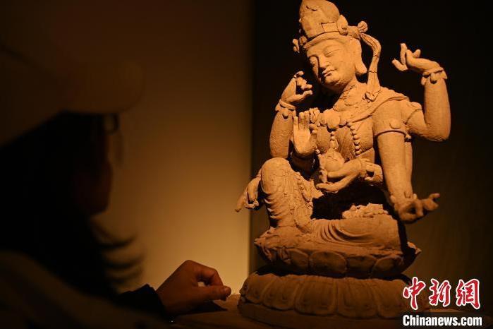 圖為季茂杰觀察自己創(chuàng)作的敦煌木雕。李亞龍 攝 圖為季茂杰觀察自己創(chuàng)作的敦煌木雕。李亞龍 攝