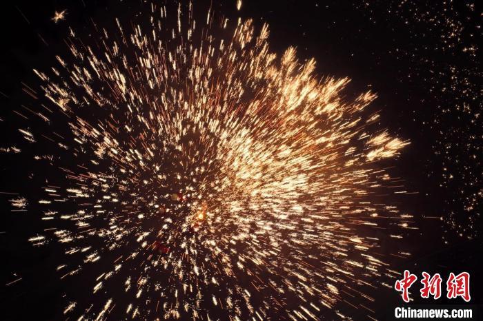 據悉，“花”與“發”諧音，取“打花打花，越打越發”之意?！按蜩F花”不僅蘊含著人們祈福納祥的美好愿望，也展現了民間生鐵冶煉傳統技藝的工匠精神。侯奇志 攝