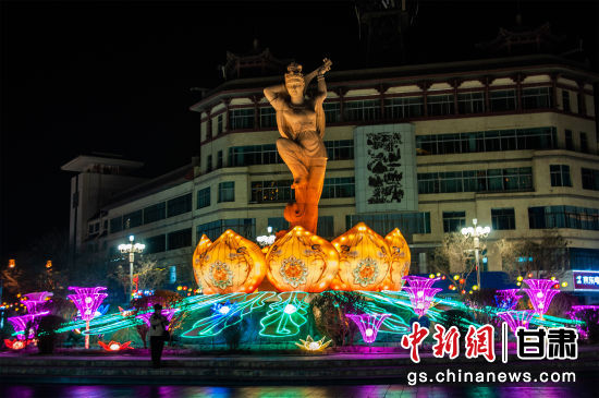 2024年春節(jié)期間,敦煌市中心盤旋路上的反彈琵琶燈組。王斌銀 攝 2024年春節(jié)期間,敦煌市中心盤旋路上的反彈琵琶燈組。王斌銀 攝