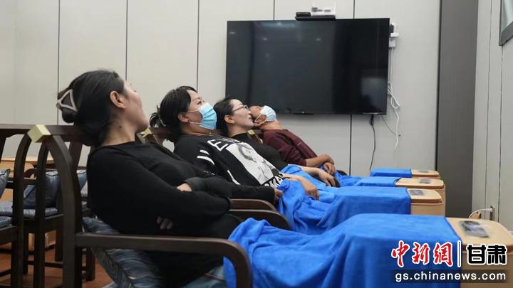 圖為當地居民體驗藏醫院診療。卓瑪草 攝