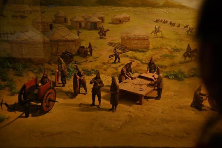在張家川縣馬家塬車輿博物館展陳的關(guān)于戰(zhàn)國(guó)西戎車輿制作過(guò)程的模型。李亞龍 攝