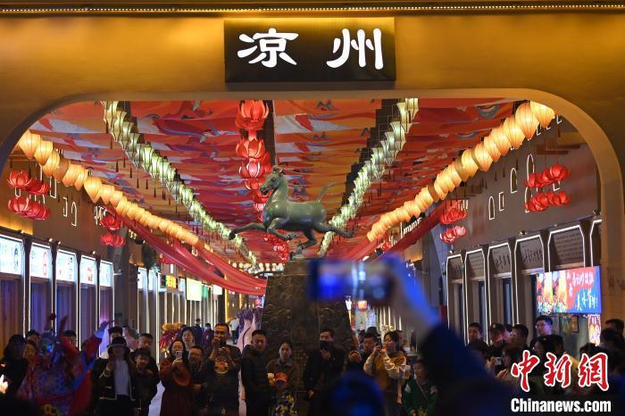 圖為游人拍攝煥然一新亮相的街區(qū)。李亞龍 攝</p>
<p> 圖為游人拍攝煥然一新亮相的街區(qū)。李亞龍 攝</p>
<p>