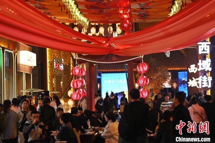 圖為街區(qū)現(xiàn)場游客絡(luò)繹不絕。李亞龍 攝</p>
<p> 圖為街區(qū)現(xiàn)場游客絡(luò)繹不絕。李亞龍 攝</p>
<p>