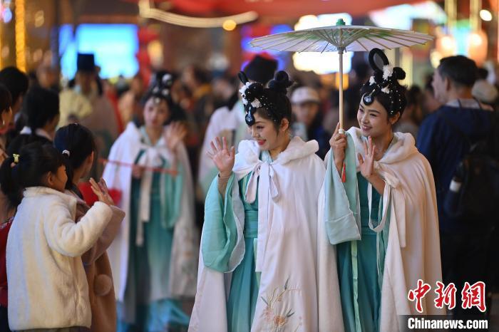 圖為街區(qū)人員著傳統(tǒng)服飾與游人互動。李亞龍 攝</p>
<p> 圖為街區(qū)人員著傳統(tǒng)服飾與游人互動。李亞龍 攝</p>
<p>