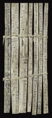 漢簡《康居王使者冊》。此簡記載了西域康居國使者前來“進(jìn)貢”駱駝，抵達(dá)敦煌遇到不公后反映問題，朝廷受理解決的經(jīng)過。新華社發(fā)（甘肅簡牘博物館供圖）