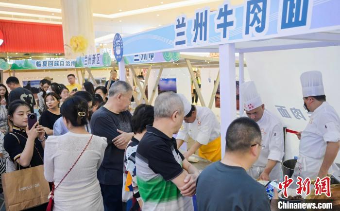 5月11日,“醉美玉如意·感恩幫扶情”甘肅(天津)文創非遺市集和特色美食展示活動在天津舉行。(天津市文旅局供圖) 5月11日,“醉美玉如意·感恩幫扶情”甘肅(天津)文創非遺市集和特色美食展示活動在天津舉行。(天津市文旅局供圖)