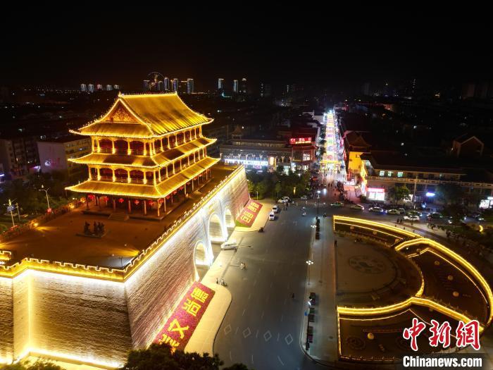 圖為武威市標(biāo)志性建筑涼州古城門燈光亮起。(無人機(jī)照片) 戴文昌 攝</p><p> 圖為武威市標(biāo)志性建筑涼州古城門燈光亮起。(無人機(jī)照片) 戴文昌 攝</p><p>