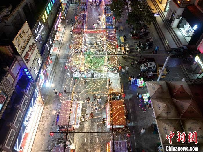 圖為明清街夜市燈光點(diǎn)亮具有武威文化元素的“銅奔馬”彩燈。(無人機(jī)照片) 戴文昌 攝</p><p> 圖為明清街夜市燈光點(diǎn)亮具有武威文化元素的“銅奔馬”彩燈。(無人機(jī)照片) 戴文昌 攝</p><p>