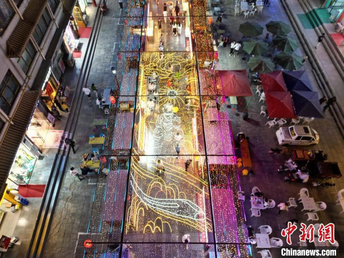 圖為明清街夜市燈光點(diǎn)亮具有武威文化元素的“天梯山石窟”彩燈。(無人機(jī)照片) 戴文昌 攝</p><p> 圖為明清街夜市燈光點(diǎn)亮具有武威文化元素的“天梯山石窟”彩燈。(無人機(jī)照片) 戴文昌 攝</p><p>