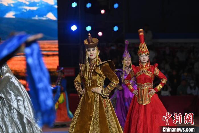 圖為開幕式現場蒙古族服飾秀。李亞龍 攝</p>
<p>