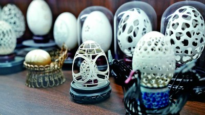 八坊十三巷手工藝館內(nèi)的蛋雕作品 張宸萁 攝