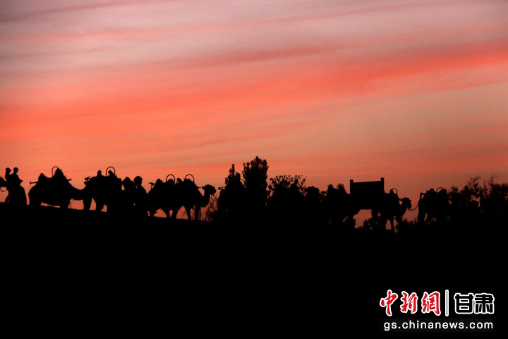 6月9日，敦煌市鳴沙山月牙泉景區(qū)晚霞如畫(huà)，美不勝收。張曉亮　攝