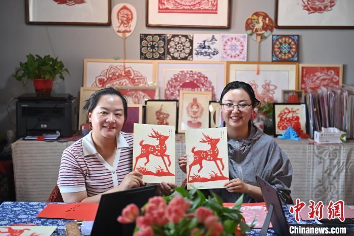 6月6日,在甘肅敦煌青年夜校課程中,青年學(xué)員展示學(xué)習(xí)敦煌非遺剪紙的成果。李亞龍 攝
