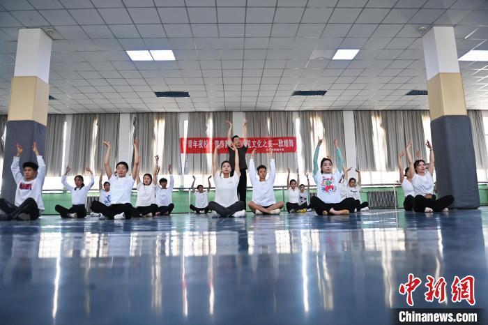 6月6日,在甘肅敦煌青年夜校課程中,青年學(xué)員學(xué)習(xí)敦煌舞課程。李亞龍 攝