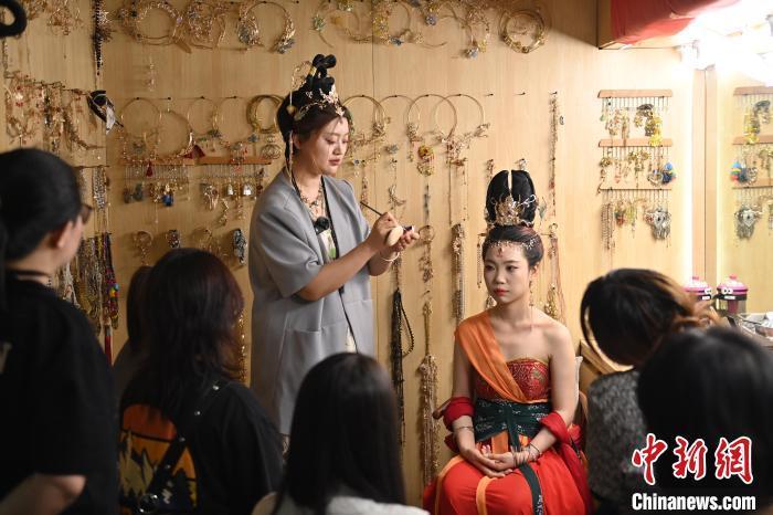 6月6日,在甘肅敦煌青年夜校課程中,青年學(xué)員學(xué)習(xí)敦煌美妝課程。李亞龍 攝
