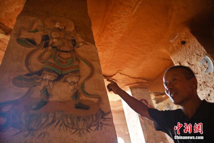 7月15日,甘肅省平涼市涇川縣百里石窟長廊羅漢洞石窟內,該窟文保員郭建平介紹窟內石刻彩繪壁畫。郭建平家中三代人曾自發保護羅漢洞石窟。羅漢洞石窟遺存40余個窟龕,以北魏至清代風格為主。中新社記者 李亞龍 攝</p>
<p> 7月15日,甘肅省平涼市涇川縣百里石窟長廊羅漢洞石窟內,該窟文保員郭建平介紹窟內石刻彩繪壁畫。郭建平家中三代人曾自發保護羅漢洞石窟。羅漢洞石窟遺存40余個窟龕,以北魏至清代風格為主。中新社記者 李亞龍 攝</p>
<p>