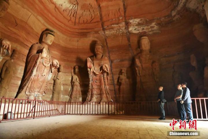 7月15日,游人參觀甘肅省平涼市涇川縣百里石窟長廊中的南石窟寺1號窟。百里石窟長廊位于涇川縣境內,由512個石窟、5眼窟中石井組成,現存王母宮石窟、鳳凰山石窟、南石窟寺、丈八寺石窟、羅漢洞石窟、太山寺石窟等規模較大的石窟群,還有數量眾多的小石窟群。南石窟寺開鑿于北魏永平三年,其中1號窟屬于大型七佛窟,七佛高達6米。中新社記者 李亞龍 攝 7月15日,游人參觀甘肅省平涼市涇川縣百里石窟長廊中的南石窟寺1號窟。百里石窟長廊位于涇川縣境內,由512個石窟、5眼窟中石井組成,現存王母宮石窟、鳳凰山石窟、南石窟寺、丈八寺石窟、羅漢洞石窟、太山寺石窟等規模較大的石窟群,還有數量眾多的小石窟群。南石窟寺開鑿于北魏永平三年,其中1號窟屬于大型七佛窟,七佛高達6米。中新社記者 李亞龍 攝