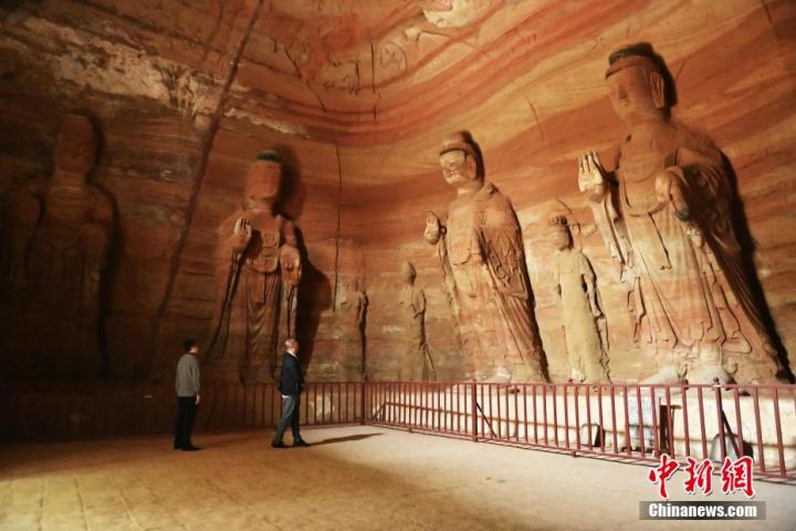 7月15日,游人參觀甘肅省平涼市涇川縣百里石窟長廊中的南石窟寺1號窟。百里石窟長廊位于涇川縣境內,由512個石窟、5眼窟中石井組成,現存王母宮石窟、鳳凰山石窟、南石窟寺、丈八寺石窟、羅漢洞石窟、太山寺石窟等規模較大的石窟群,還有數量眾多的小石窟群。南石窟寺開鑿于北魏永平三年,其中1號窟屬于大型七佛窟,七佛高達6米。中新社記者 李亞龍 攝 7月15日,游人參觀甘肅省平涼市涇川縣百里石窟長廊中的南石窟寺1號窟。百里石窟長廊位于涇川縣境內,由512個石窟、5眼窟中石井組成,現存王母宮石窟、鳳凰山石窟、南石窟寺、丈八寺石窟、羅漢洞石窟、太山寺石窟等規模較大的石窟群,還有數量眾多的小石窟群。南石窟寺開鑿于北魏永平三年,其中1號窟屬于大型七佛窟,七佛高達6米。中新社記者 李亞龍 攝