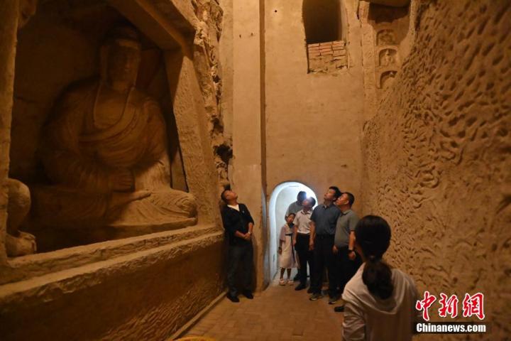 7月15日,游人參觀甘肅省平涼市涇川縣百里石窟長廊中的王母宮石窟。百里石窟長廊位于涇川縣境內,由512個石窟、5眼窟中石井組成,現存王母宮石窟、鳳凰山石窟、南石窟寺、丈八寺石窟、羅漢洞石窟、太山寺石窟等規模較大的石窟群,還有數量眾多的小石窟群。王母宮石窟又名千佛洞,該窟設計宏大,造像生動,窟內擁有造像數百尊,是較為珍貴的佛教文化歷史遺存。中新社記者 李亞龍 攝</p>
<p> 7月15日,游人參觀甘肅省平涼市涇川縣百里石窟長廊中的王母宮石窟。百里石窟長廊位于涇川縣境內,由512個石窟、5眼窟中石井組成,現存王母宮石窟、鳳凰山石窟、南石窟寺、丈八寺石窟、羅漢洞石窟、太山寺石窟等規模較大的石窟群,還有數量眾多的小石窟群。王母宮石窟又名千佛洞,該窟設計宏大,造像生動,窟內擁有造像數百尊,是較為珍貴的佛教文化歷史遺存。中新社記者 李亞龍 攝</p>
<p>